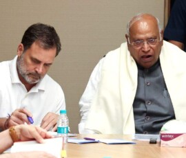 नई दिल्ली के इंदिरा भवन में कांग्रेस कार्य समिति (सीडब्ल्यूसी) की बैठक के दौरान कांग्रेस अध्यक्ष मल्लिकार्जुन खड़गे और लोकसभा में विपक्ष के नेता राहुल गांधी.