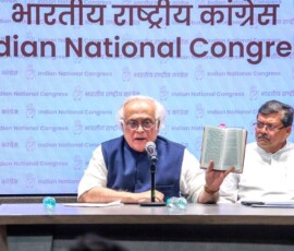 अखिल भारतीय कांग्रेस कमेटी के महासचिव (संचार) और कांग्रेस सांसद जयराम रमेश नई दिल्ली स्थित इंदिरा भवन में एक प्रेस कॉन्फ्रेंस को संबोधित करते हुए.