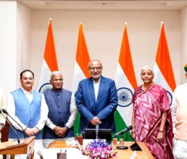 भारत के उपराष्ट्रपति और राज्यसभा के सभापति सी.पी. राधाकृष्णन नई दिल्ली स्थित संसद भवन में राज्यसभा के मनोनीत सदस्य के रूप में शपथ दिलाने के बाद हरिवंश नारायण सिंह के साथ एक सामूहिक तस्वीर में। केंद्रीय मंत्री और भाजपा नेता जगत प्रकाश नड्डा, केंद्रीय वित्त मंत्री निर्मला सीतारमण, केंद्रीय मंत्री अर्जुन राम मेघवाल और अन्य नेता भी इस अवसर पर उपस्थित थे।