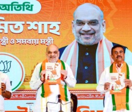 केंद्रीय गृह मंत्री अमित शाह, पश्चिम बंगाल विधानसभा में विपक्ष के नेता सुवेंदु अधिकारी और पश्चिम बंगाल भाजपा अध्यक्ष समिक भट्टाचार्य ने कोलकाता में पश्चिम बंगाल विधानसभा चुनाव 2026 के लिए भाजपा का संकल्प पत्र जारी किया।