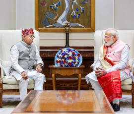 नई दिल्ली में तेलंगाना के राज्यपाल शिव प्रताप शुक्ला के साथ एक बैठक के दौरान प्रधानमंत्री नरेंद्र मोदी।