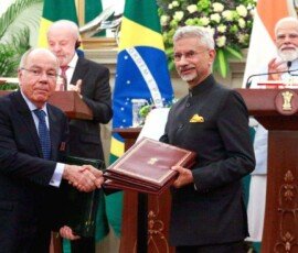 प्रधानमंत्री नरेंद्र मोदी और ब्राज़ील के राष्ट्रपति लुईज़ इनसियो लूला डा सिल्वा नई दिल्ली के हैदराबाद हाउस में एक मीटिंग के दौरान भारत और ब्राज़ील के बीच मेमोरेंडम ऑफ़ अंडरस्टैंडिंग पर साइन होते हुए। विदेश मंत्री एस. जयशंकर भी मौजूद थे।