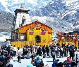 रुद्रप्रयाग ज़िले में केदारनाथ मंदिर के कपाट खुलने के समारोह से पहले, मंदिर को फूलों से सजाया गया है और श्रद्धालु मंदिर के बाहर जमा हो गए हैं।
