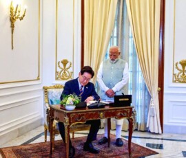 नई दिल्ली स्थित सरकारी गेस्ट हाउस में शिखर वार्ता से पहले, दक्षिण कोरिया के राष्ट्रपति ली जे-म्युंग (बाएं) गेस्ट बुक पर हस्ताक्षर कर रहे हैं, जबकि भारतीय प्रधानमंत्री नरेंद्र मोदी उन्हें देख रहे हैं।