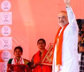 पश्चिम बंगाल विधानसभा चुनावों से पहले, पश्चिम बर्धमान में कुल्टी विधानसभा क्षेत्र से भाजपा उम्मीदवार डॉ. अजय पोद्दार के समर्थन में आयोजित एक जनसभा के दौरान, केंद्रीय गृह मंत्री अमित शाह ने वहां मौजूद लोगों का अभिवादन किया।