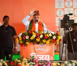 केंद्रीय गृह मंत्री अमित शाह ने पश्चिम बंगाल विधानसभा चुनावों से पहले, सिलीगुड़ी के बाहरी इलाके सुकना स्थित सुकना हाई स्कूल मैदान में भाजपा उम्मीदवार भारत छेत्री के समर्थन में एक चुनावी रैली को संबोधित किया।