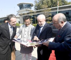 विदेश और कपड़ा राज्य मंत्री पबित्रा मार्गेरिटा, नई दिल्ली एयरपोर्ट पर ब्राजील के राष्ट्रपति लुइज़ इनासियो लूला दा सिल्वा को एक फोटो एल्बम भेंट करते हुए।
