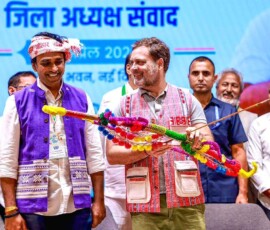विपक्ष के नेता राहुल गांधी नई दिल्ली स्थित इंदिरा भवन में भारतीय राष्ट्रीय कांग्रेस के आदिवासी विभाग की बैठक में शामिल हुए।