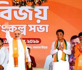 कोलकाता में, पश्चिम बंगाल विधानसभा चुनावों से पहले, केंद्रीय गृह मंत्री अमित शाह ने उत्तर दम दम विधानसभा क्षेत्र से भाजपा उम्मीदवार सौरव सिकदर और खरदह विधानसभा क्षेत्र से भाजपा उम्मीदवार कल्याण चक्रवर्ती के समर्थन में आयोजित एक जनसभा के दौरान हाथ हिलाते हुए।