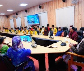 उत्तराखण्ड के मुख्यमंत्री पुष्कर सिंह धामी ने रविवार को मुख्यमंत्री आवास में जन प्रतिनिधियों और संस्कृति स्कूल के बच्चों के साथ प्रधानमंत्री नरेंद्र मोदी के मन की बात कार्यक्रम के 131वें एपिसोड को सुना।