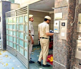 दक्षिण दिल्ली के अमर कॉलोनी इलाके में एक आईआरएस अधिकारी की 21 वर्षीय बेटी की हत्या के मामले के बाद, दिल्ली पुलिस के जवान उसके आवास पर मौजूद हैं। पुलिस इस घटना की जांच कर रही है।