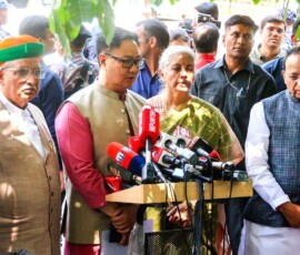 नई दिल्ली के निर्वाचन सदन में भारत निर्वाचन आयोग से मुलाकात के बाद केंद्रीय मंत्री किरण रिजिजू मीडिया से बात कर रहे हैं, जबकि केंद्रीय मंत्री निर्मला सीतारमण, अर्जुन राम मेघवाल और भाजपा के राष्ट्रीय महासचिव अरुण सिंह उन्हें देख रहे हैं।