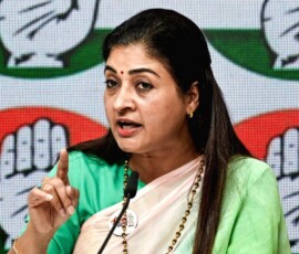 अखिल भारतीय महिला कांग्रेस की अध्यक्ष अलका लांबा नई दिल्ली स्थित अखिल भारतीय कांग्रेस कमेटी कार्यालय में एक प्रेस कॉन्फ्रेंस को संबोधित करती हुई।