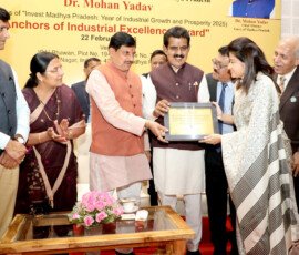 मध्यप्रदेश के मुख्यमंत्री डॉ. मोहन यादव ने इंदौर में पीथमपुर औद्योगिक संगठन द्वारा आयोजित सम्मान समारोह में उद्योपतियों को सम्मानित किया।