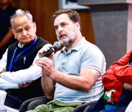 लोकसभा में नेता प्रतिपक्ष और कांग्रेस नेता राहुल गांधी नई दिल्ली के इंदिरा भवन में आयोजित राष्ट्रीय अन्य पिछड़ा वर्ग कांग्रेस सलाहकार परिषद की बैठक के दौरान संबोधित करते हुए । साथ में राजस्थान के पूर्व मुख्यमंत्री अशोक गहलोत भी नज़र आ रहे हैं।