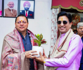 जाने-माने कवि और कथाकार कुमार विश्वास ने देहरादून में उत्तराखंड के मुख्यमंत्री पुष्कर सिंह धामी से मुलाकात की।