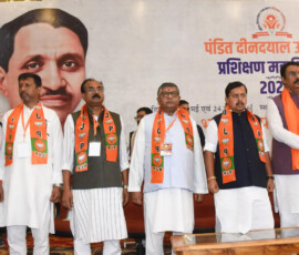 बिहार के पटना में दीनदयाल उपाध्याय प्रशिक्षण शिविर कार्यक्रम के दौरान भाजपा अध्यक्ष नितिन नबीन, प्रदेश भाजपा अध्यक्ष संजय सरावगी, भारतीय जनता पार्टी (भाजपा) सांसद रविशंकर प्रसाद और अन्य के साथ।
