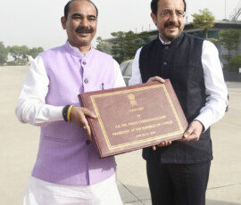 सड़क परिवहन और राजमार्ग राज्य मंत्री अजय टम्टा ने नई दिल्ली से प्रस्थान के समय, साइप्रस गणराज्य के राष्ट्रपति निकोस क्रिस्टोडौलाइड्स को एक फोटो एल्बम भेंट किया।