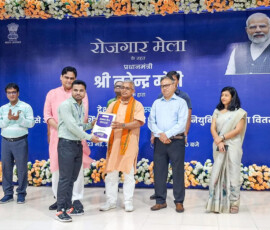 केंद्रीय मंत्री शांतनु ठाकुर और राज्य मंत्री दिलीप घोष ने पश्चिम मेदिनीपुर जिले के खड़गपुर स्थित सुपरवाइज़र प्रशिक्षण केंद्र में आयोजित 19वें रोज़गार मेला कार्यक्रम के दौरान उम्मीदवारों को नियुक्ति पत्र वितरित किए।
