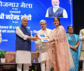 केंद्रीय रेल मंत्री अश्विनी वैष्णव, पर्यावरण, वन और जलवायु परिवर्तन मंत्री भूपेंद्र यादव के साथ, राजस्थान के जयपुर स्थित कॉन्स्टिट्यूशन क्लब में आयोजित 19वें रोजगार मेले के दौरान नियुक्ति पत्र वितरित करते हुए।