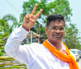 दक्षिण 24 परगना में, फलता विधानसभा क्षेत्र से भाजपा उम्मीदवार दिबांग्शु पांडा वोटों की गिनती के दौरान बढ़त बनाए रखने पर जीत का निशान दिखा रहे हैं।