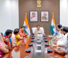 दिल्ली की मुख्यमंत्री रेखा गुप्ता ने नई दिल्ली में हर्ष विहार के ए-3 इलाके के परिवारों के साथ बिजली के लंबित कनेक्शनों को लेकर चर्चा की और इस समस्या के समाधान का आश्वासन दिया। इस अवसर पर भाजपा सांसद मनोज तिवारी भी उपस्थित थे।