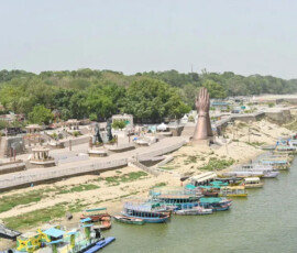 वाराणसी में भीषण गर्मी के बीच नमो घाट का एक सुनसान नज़ारा।