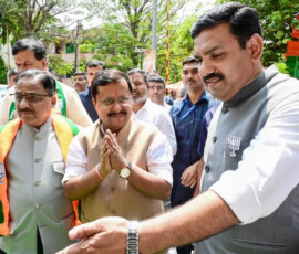 बीजेपी के राष्ट्रीय अध्यक्ष नितिन नवीन बेंगलुरु में बीजेपी के प्रदेश नेताओं के साथ बैठक में शामिल होने के लिए जगन्नाथ भवन पहुंचे। कर्नाटक बीजेपी के अध्यक्ष बी.वाई. विजयेंद्र भी वहां मौजूद थे।