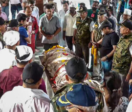 पूर्व मॉडल से अभिनेत्री बनीं ट्विशा शर्मा के अंतिम संस्कार के दौरान, भोपाल के भदभदा श्मशान घाट पर उनके परिवार के सदस्य।