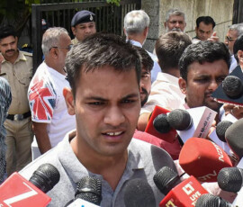 पूर्व मॉडल से अभिनेत्री बनीं ट्विशा शर्मा के भाई हर्षित शर्मा मीडिया से बात करते हुए, जबकि परिवार के सदस्य एम्स भोपाल में दूसरे पोस्टमॉर्टम के बाद ट्विशा के पार्थिव शरीर को अंतिम संस्कार के लिए ले जा रहे हैं।